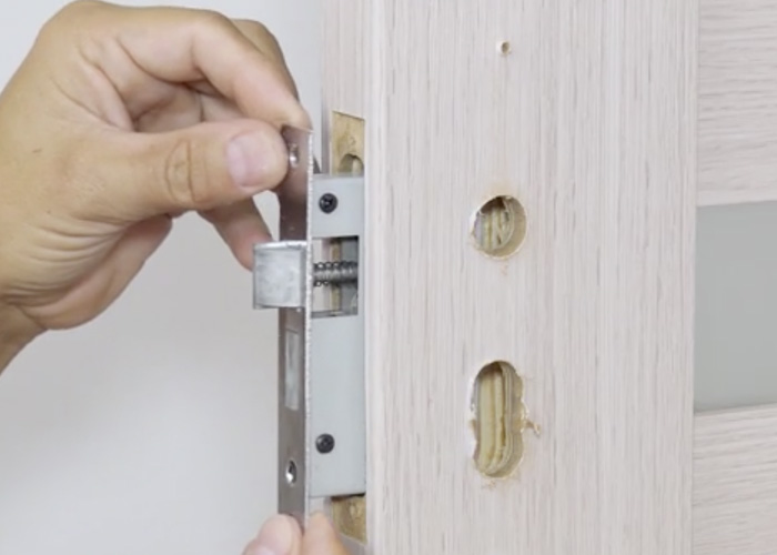 قرار دادن قفل درب چوبی