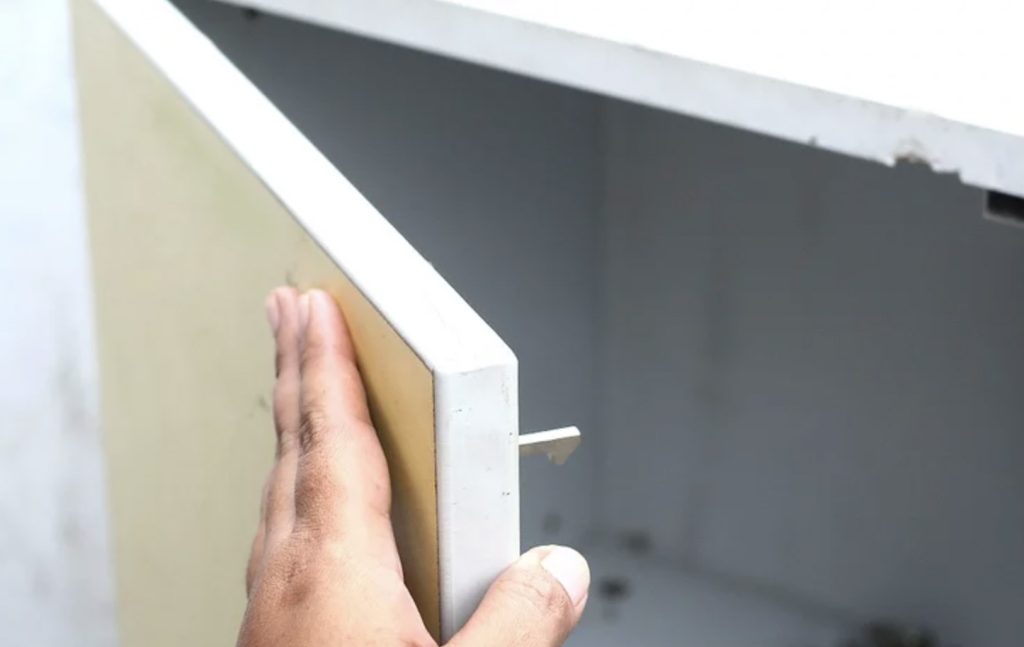 نحوه تعویض لولا کابینت : سریع و آسان 18 باز و بسته کردن درب کابینت