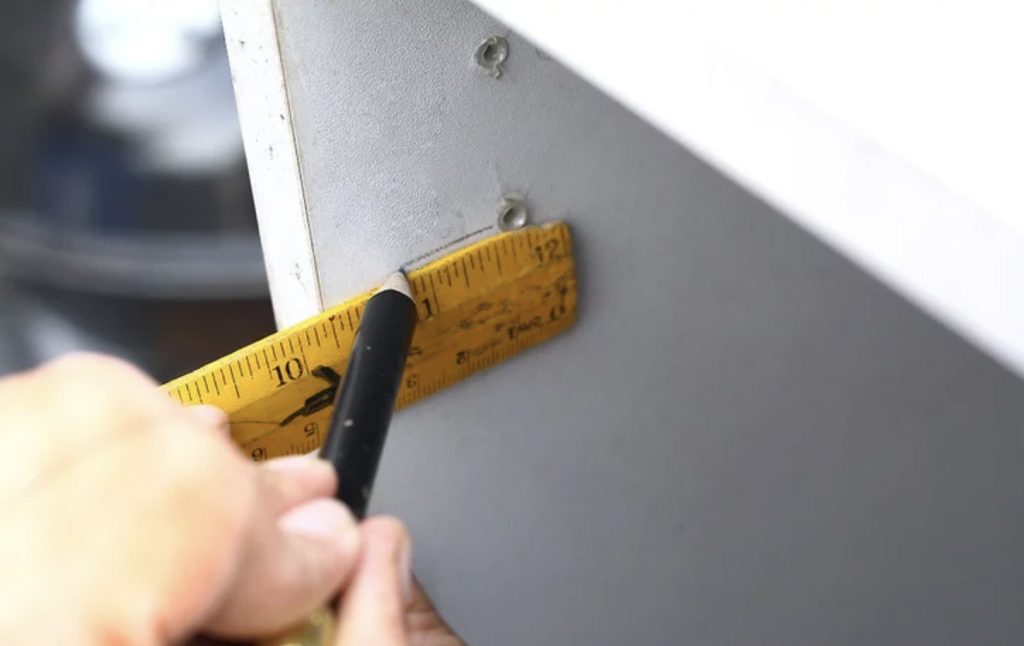 نحوه تعویض لولا کابینت : سریع و آسان 13 علامت گذاری لولا بر روی بدنه کابینت