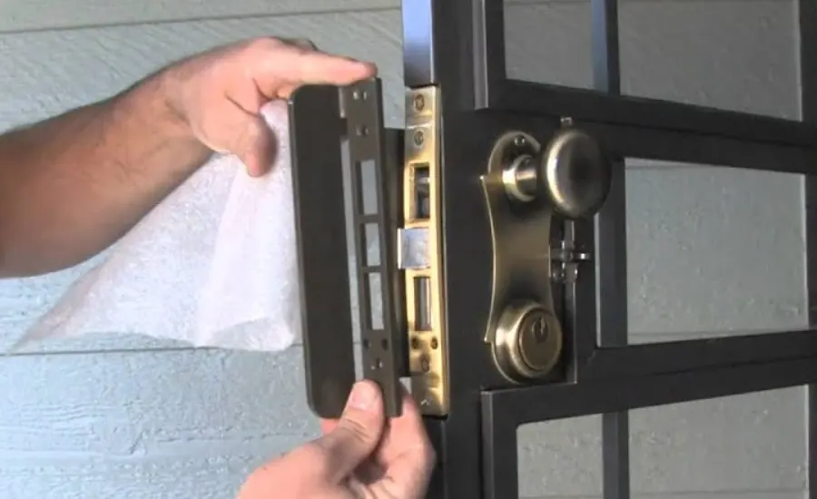 باز کردن قاب روی قفل