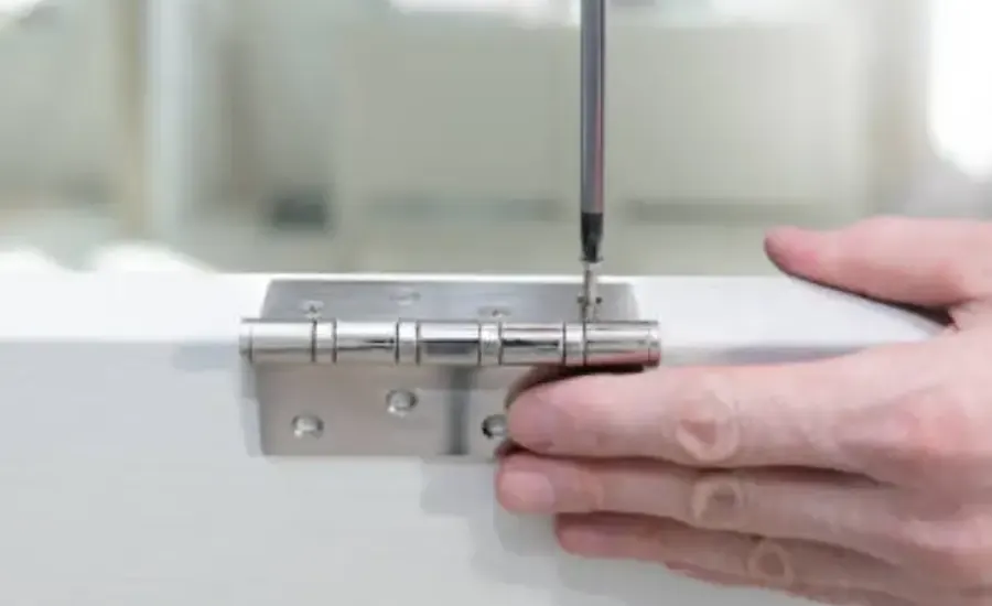 بستن پیچ‌های لولا روی درب